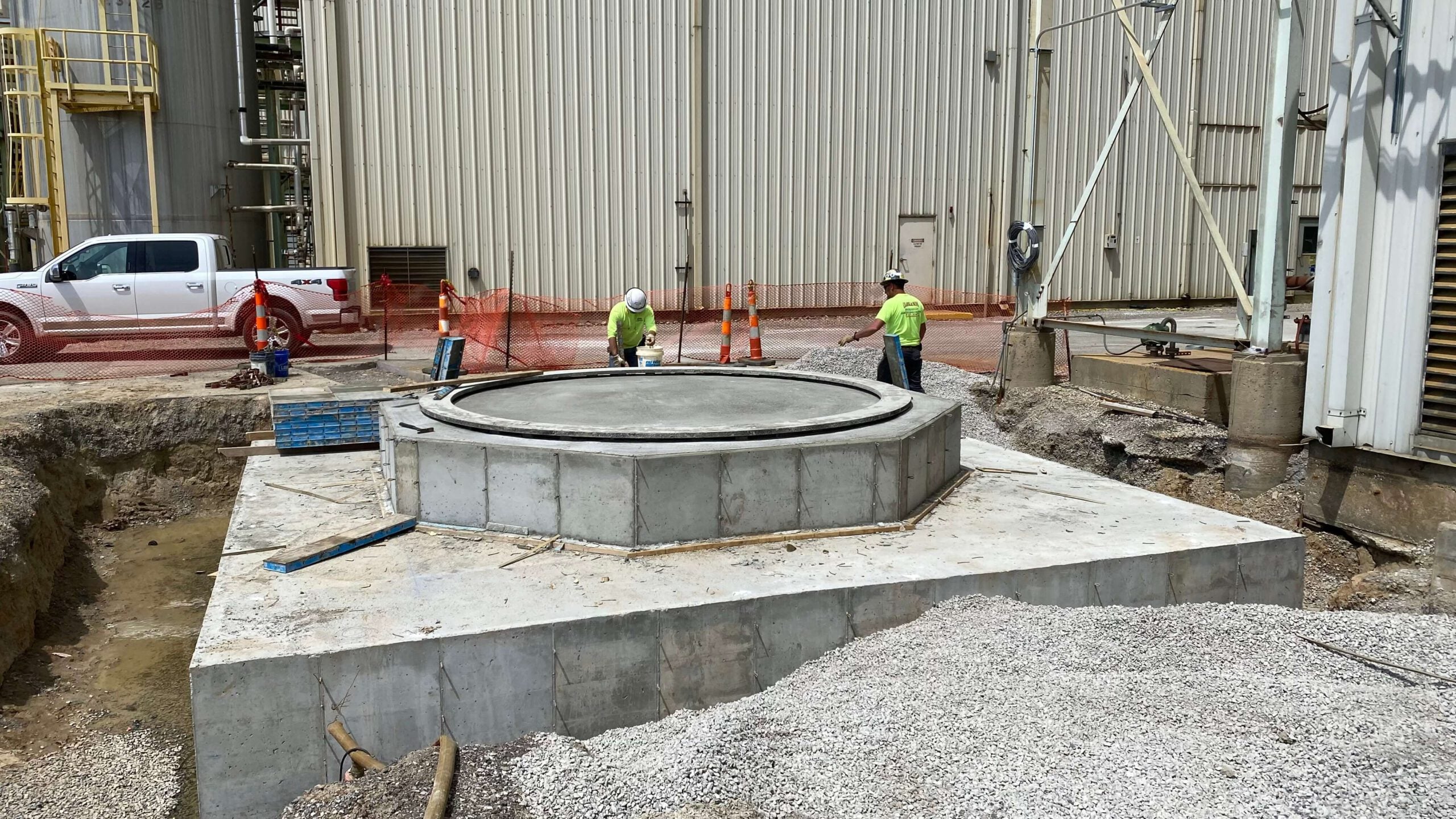 Pouring cement for tank foundation in Biokyowa