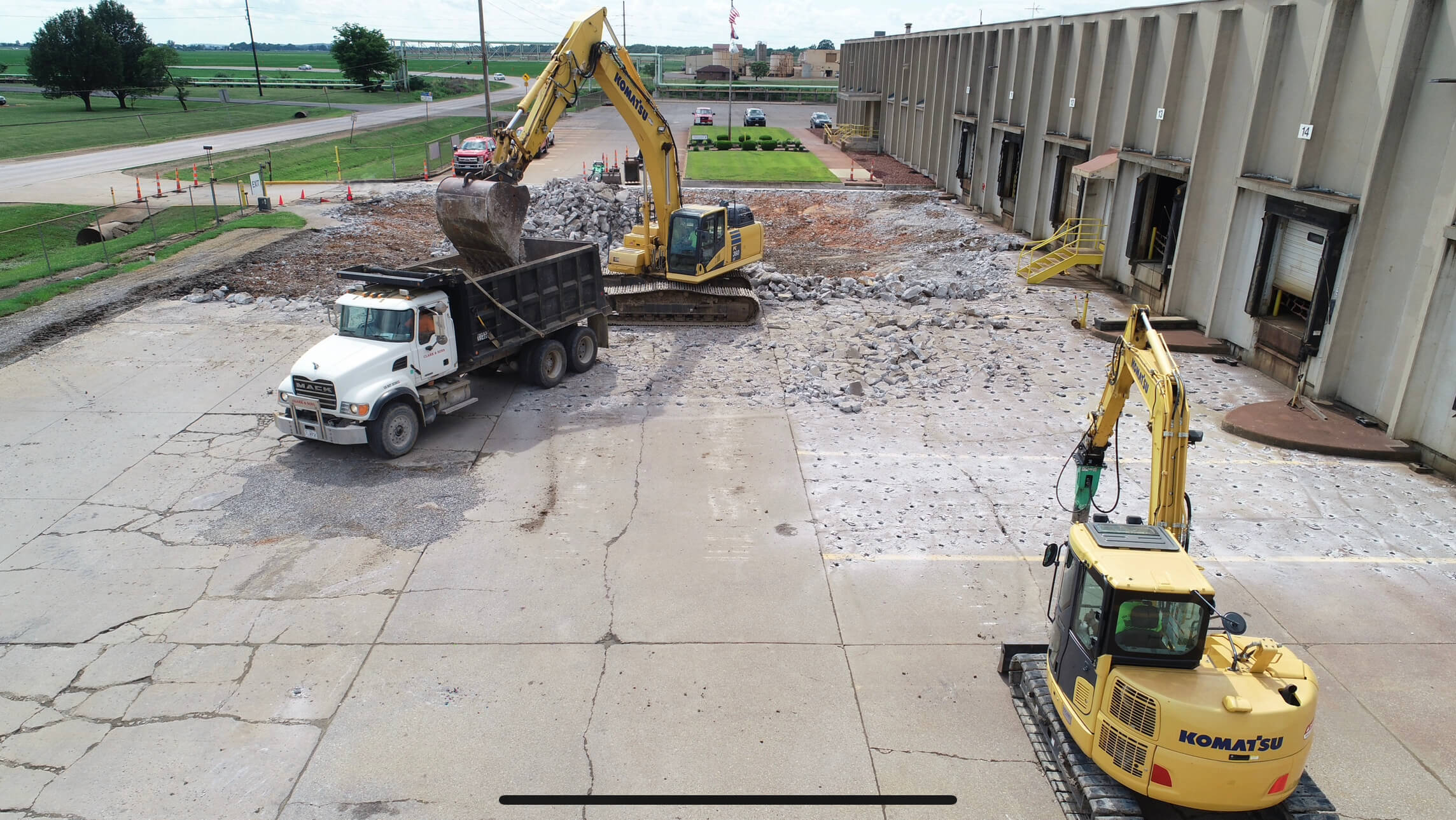 Demolition of old concrete with three trucks in Verdesian.
